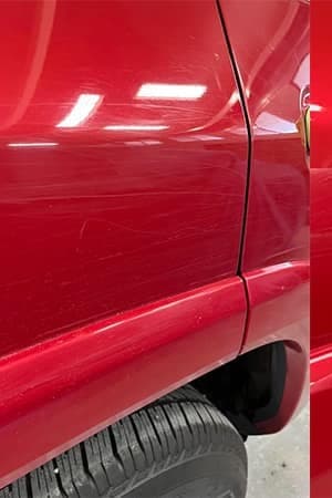 Porta vermelha com riscos superficiais eliminados por paint correction de 2 etapas — before