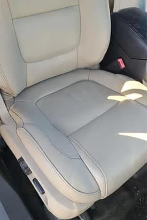 Banco de couro bege: manchas e desgaste removidos — couro nutrido e revitalizado — after